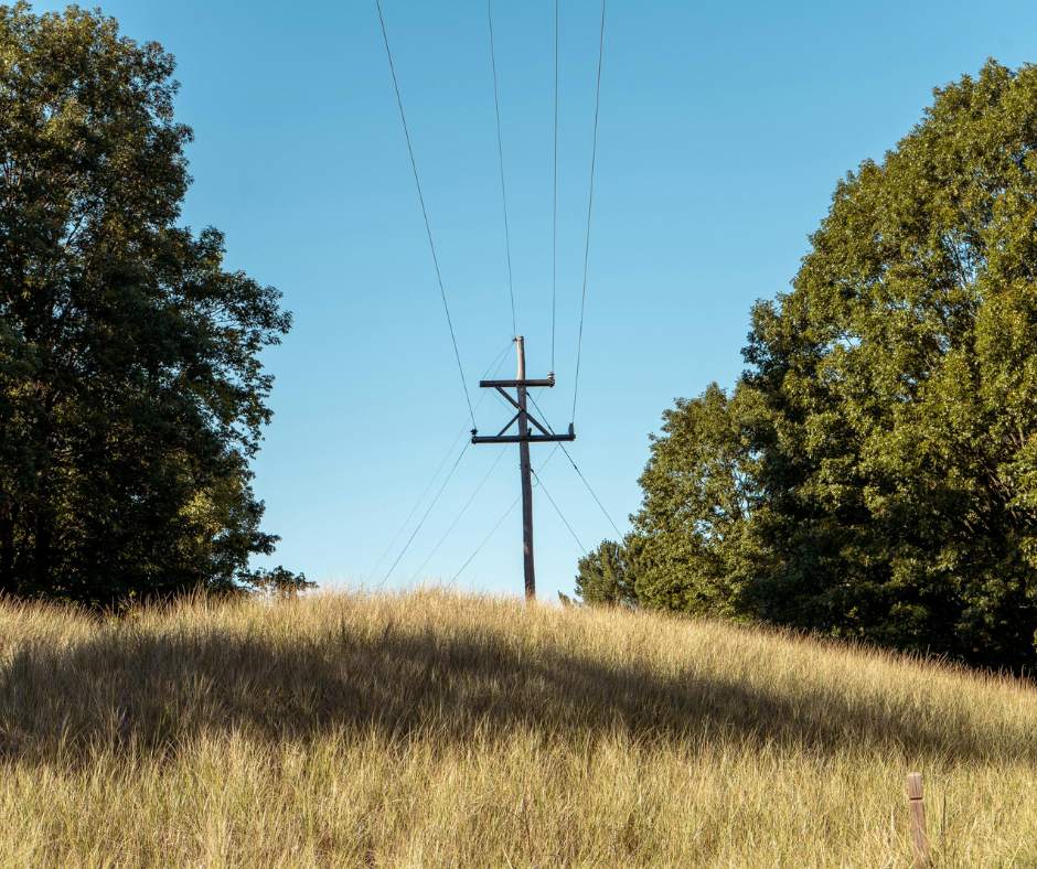 Służebność przesyłu – jakie roszczenia przysługują właścicielowi nieruchomości?